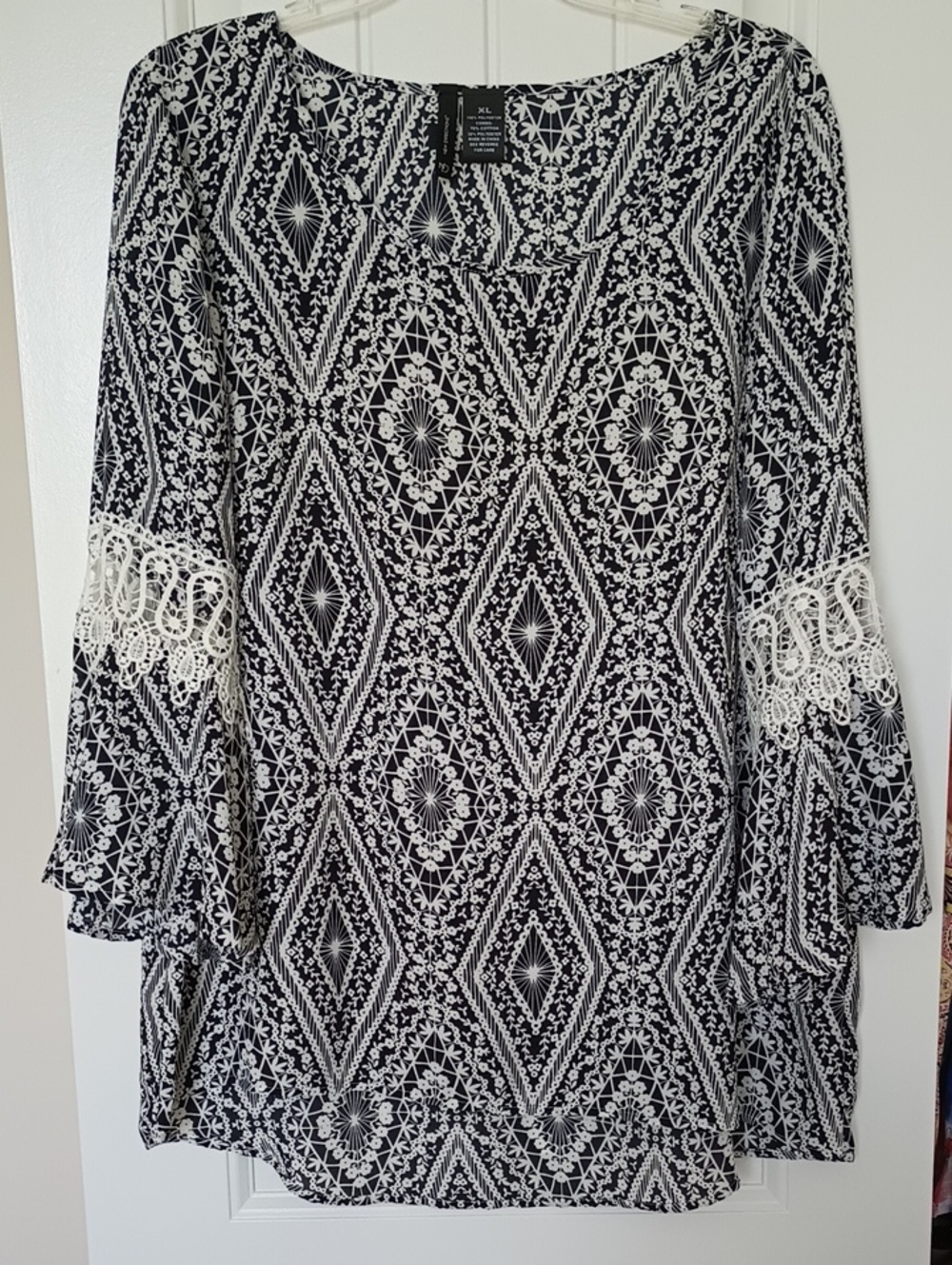 New Directions Black and White Geometric Lace-Sleeve Top